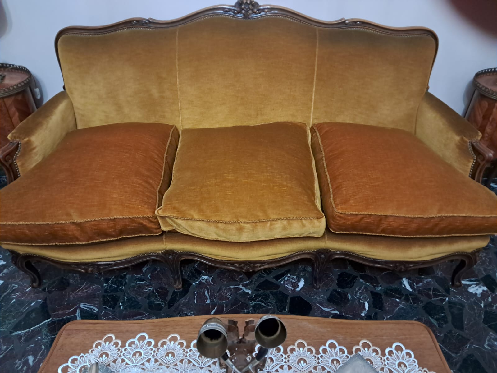 Divano Bergamini prima del restauro